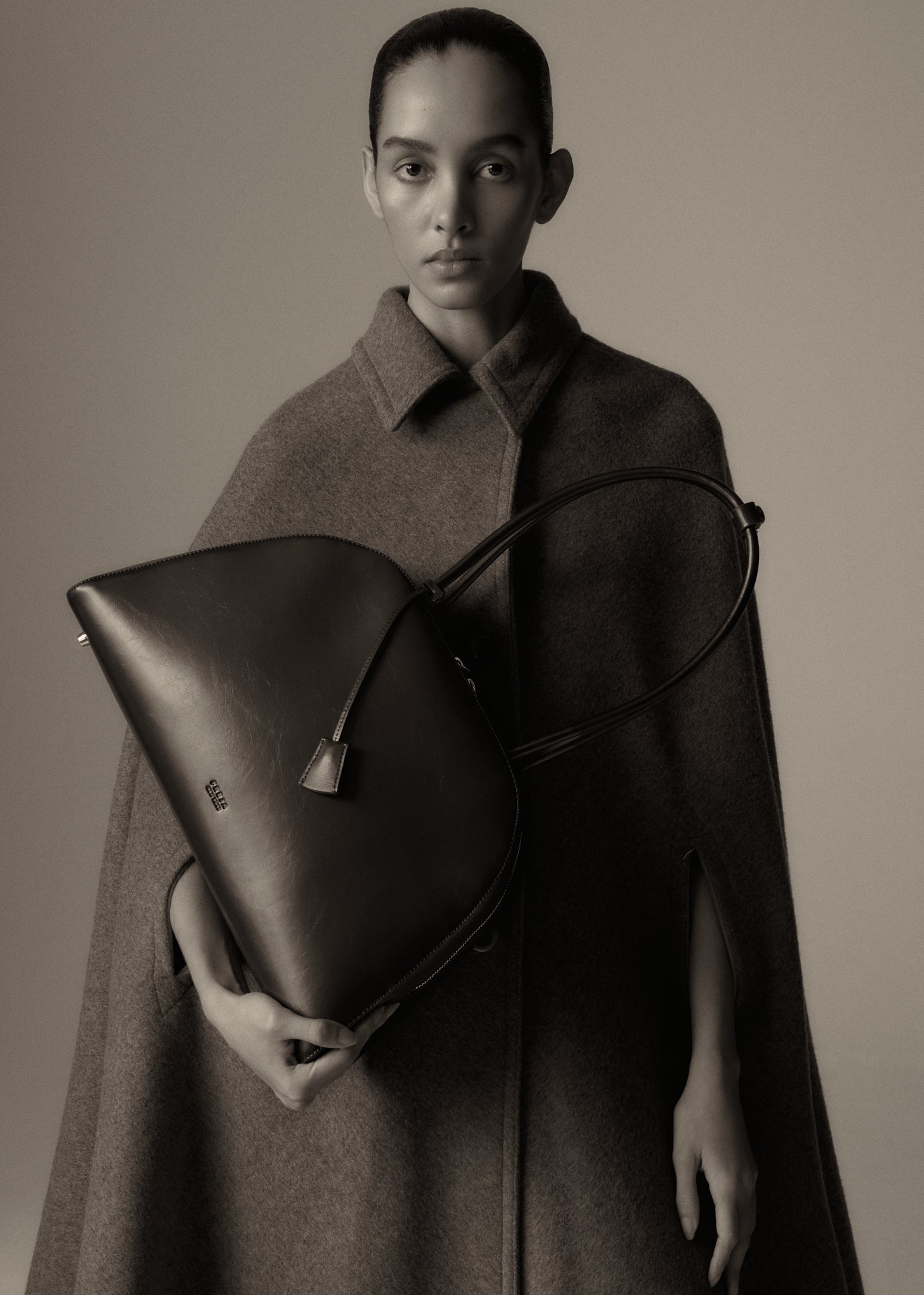 Alma Bag Tall Black Gloss